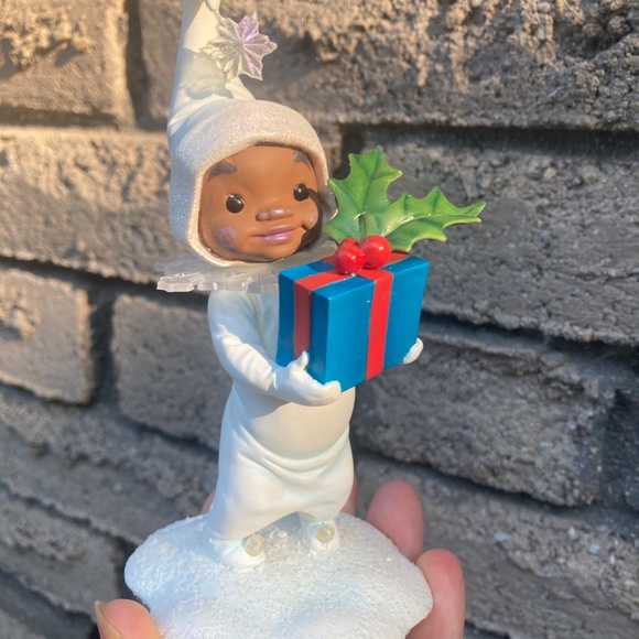 Flakeling Tales Christmas Figurine - Picture 5 of 5